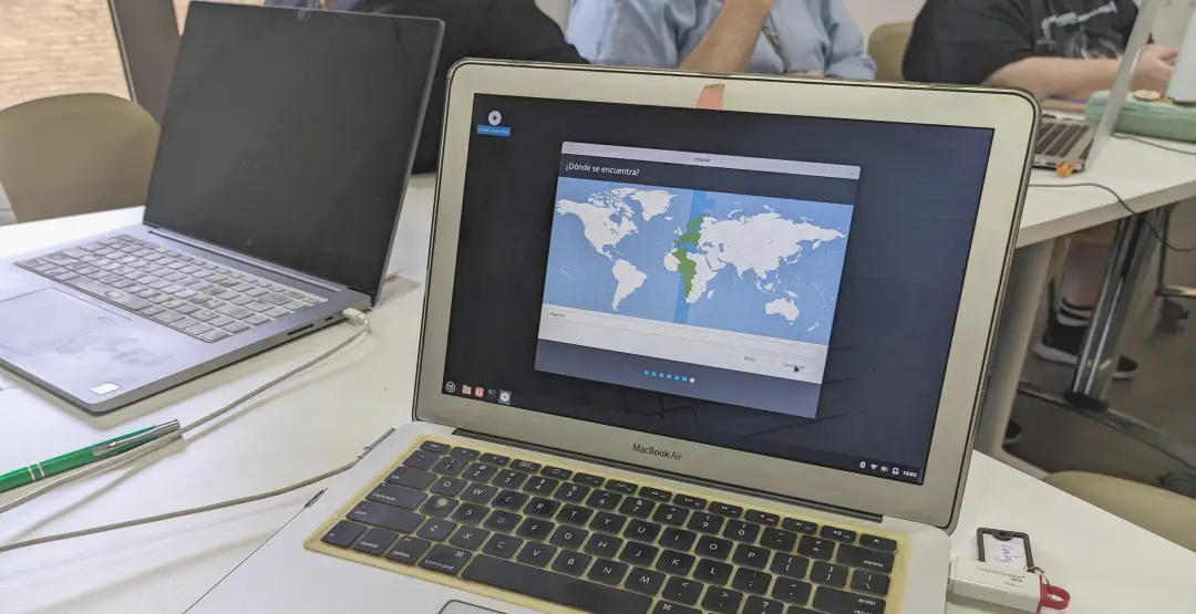 Un Macbook Air de 2010 siendo liberado del software privativo, ya que se le está instalando un Linux Mint.