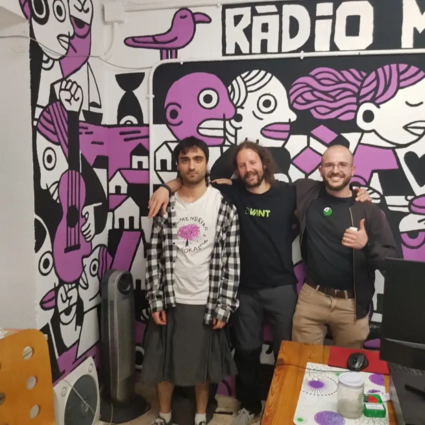 Àlex, Pasqual i Ivan, de la directiva de la associació, davant del mural de Ràdio Malva.