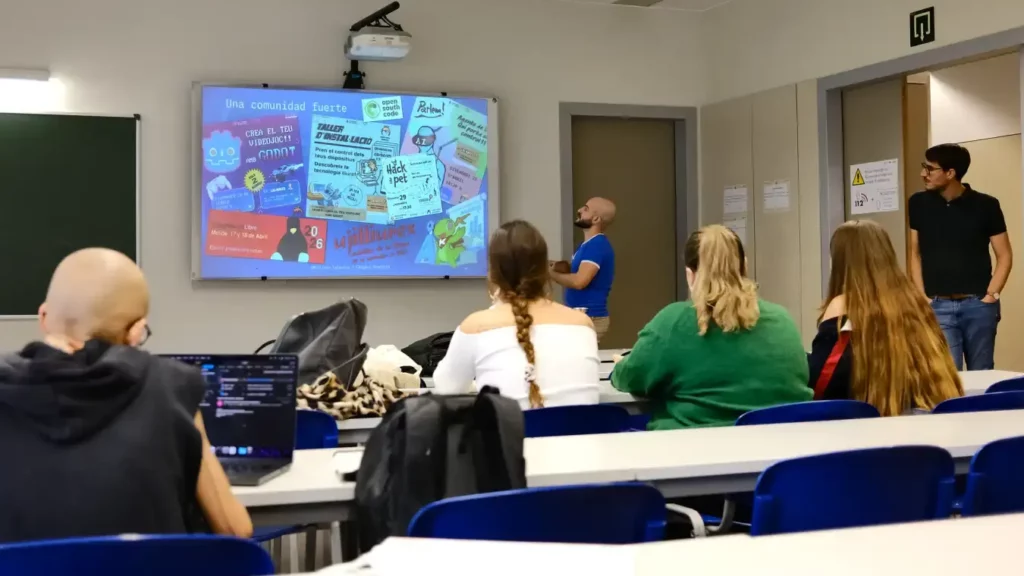 Ivan GJ comentando los diferentes eventos que realiza GNU/Linux València cada mes.