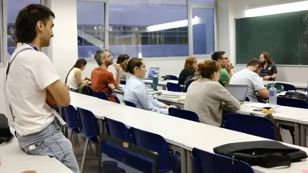 Un grupo de alumnos prestando atención.