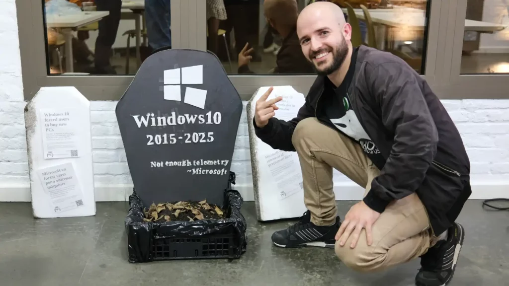 Ivan posando con la lápida de Windows 10 falsa al estilo del meme del funeral de Green Arrow.