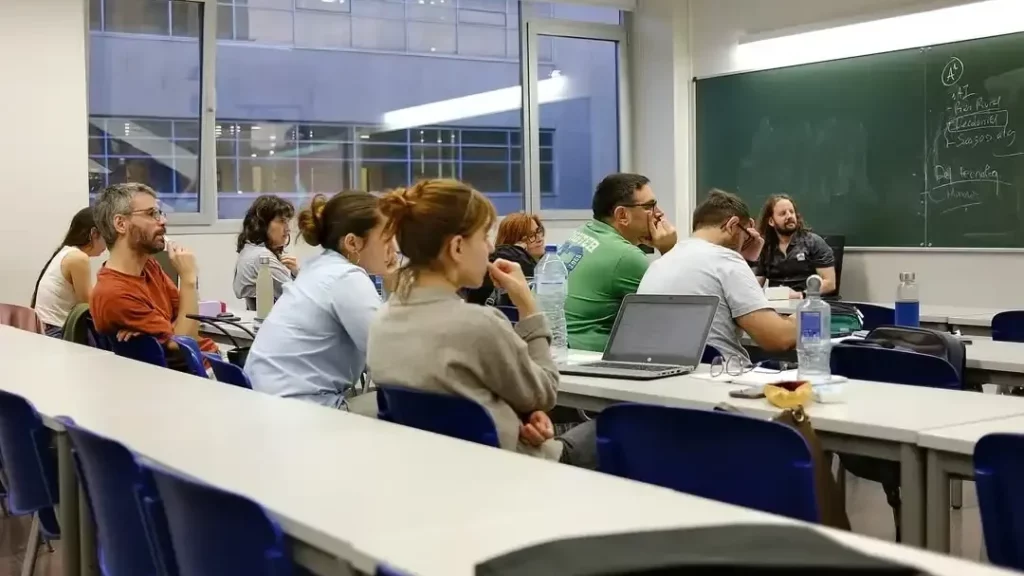 Un grupo de alumnos prestando atención en un aula de la Universitat de València.