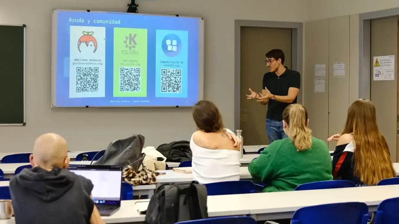 Joan Sanchis comentando ante varias personas atendiendo a la charla de GNU/Linux València.