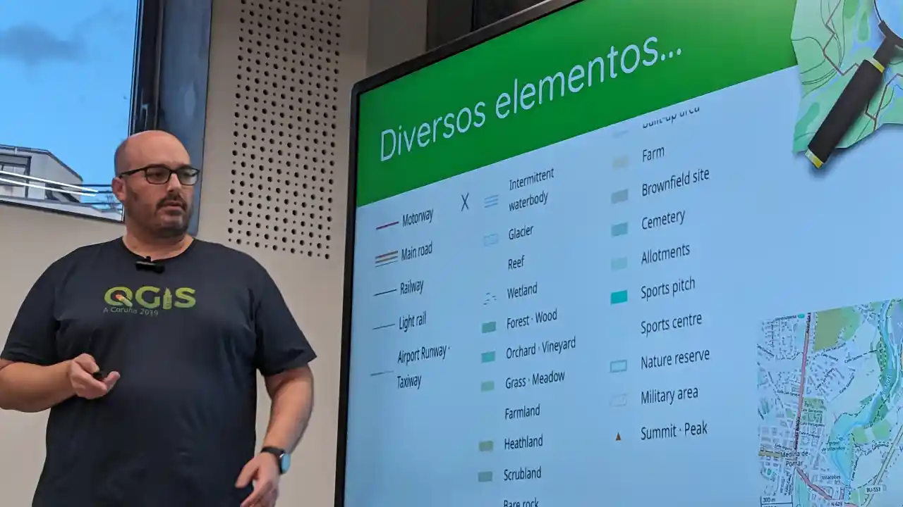Jorge Sanz explicando los diferentes elementos del mapa de OpenStreetMap en una pantalla grande.