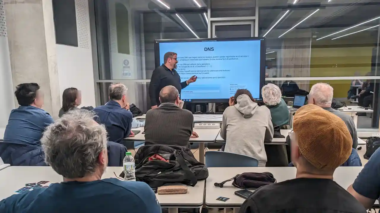 Giorgio Mansioni explicando una diapositiva sobre DNS ante decenas de personas.
